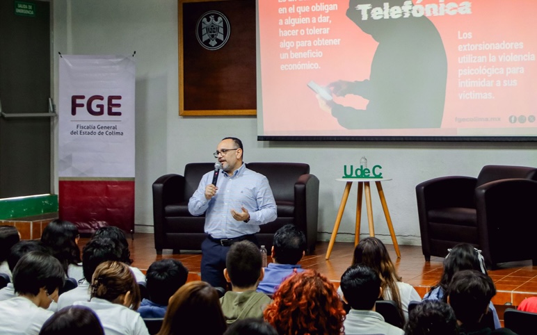 Fiscal_Bryant_Alejandro_Garc__a_da_charlas_para_prevenir_extorsi__n